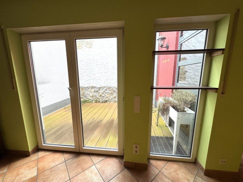 H25 Blick K�che Innenhof Einfamilienhaus Fl�rsheim