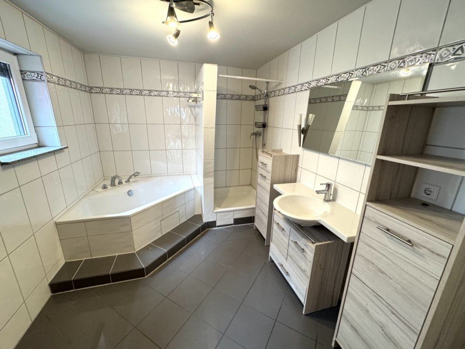 H25 Badezimmer OG Einfamilienhaus Fl�rsheim