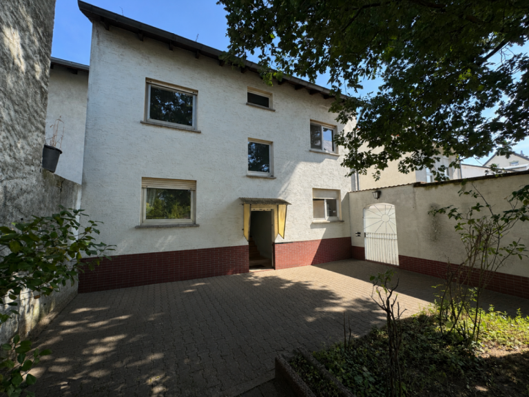 S39 Hausansicht Hattersheim Mehrfamilienhaus Solides 2-3 Familienhaus mit Entwicklungspotenzial