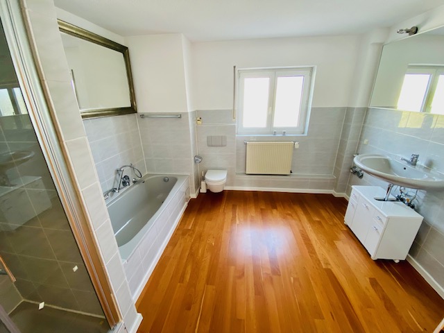 Badezimmer Bild 1 Dachgeschosswohnung Fl�rsheim-Weilbach