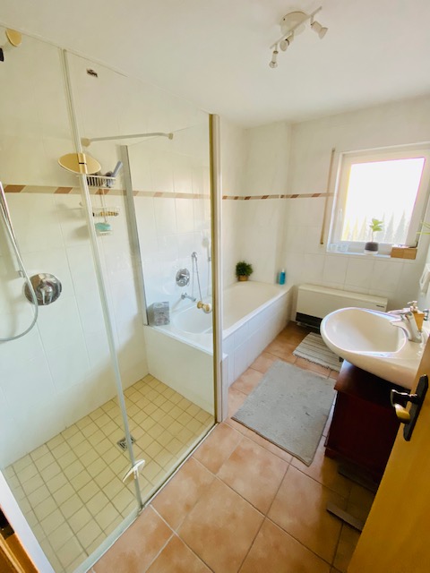 Badezimmer Erdgeschosswohnung Fl�rsheim