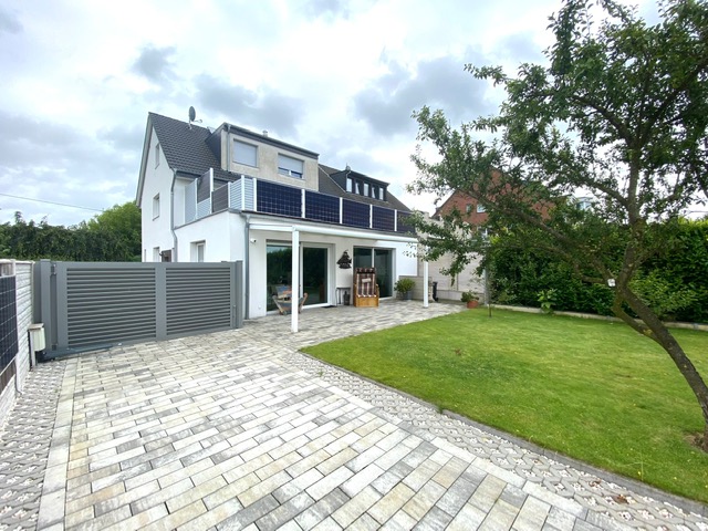 P43 Hofeinfahrt und Terrasse Haus Wesel
