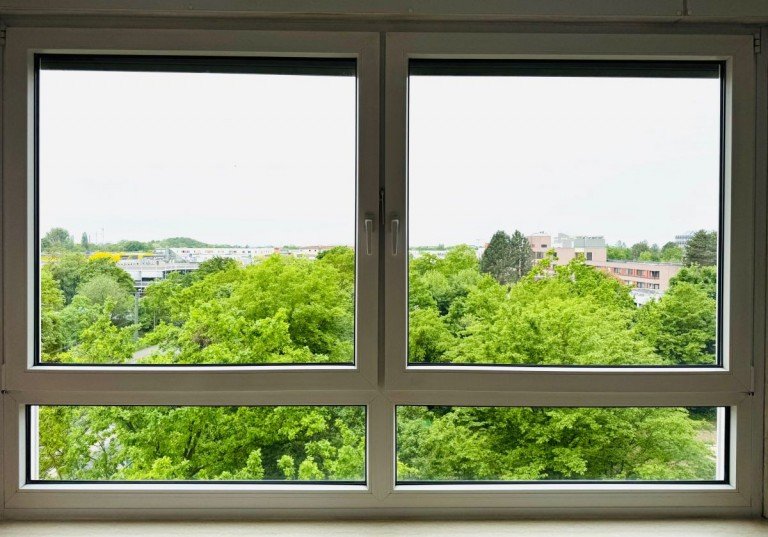 B8 Ausblick Wohnzimmer Darmstadt-Kranichstein Etagenwohnung 3 ZKB herrlicher Fernblick 4. Stock in Darmstadt-Kranichstein