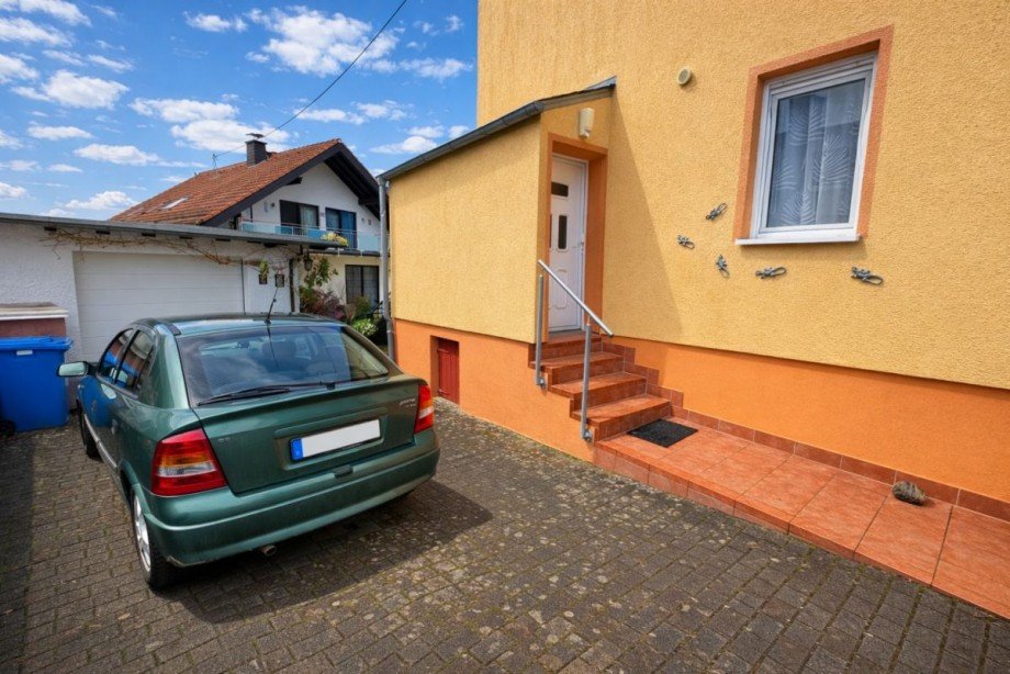 Hoffl�che & Eingang Mehrfamilienhaus Taunusstein - Wehen