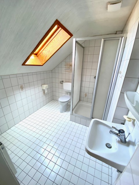 L10 Badezimmer DG Doppelhaush�lfte Fl�rsheim-Weilbach