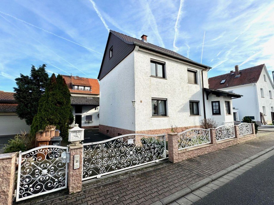 AK2 Stra�enansicht mit Einfahrt Mehrfamilienhaus Hattersheim Okriftel