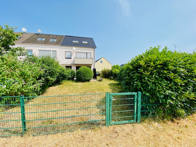 B36 Hausansicht vom Feld Reihenendhaus Fl�rsheim-Weilbach