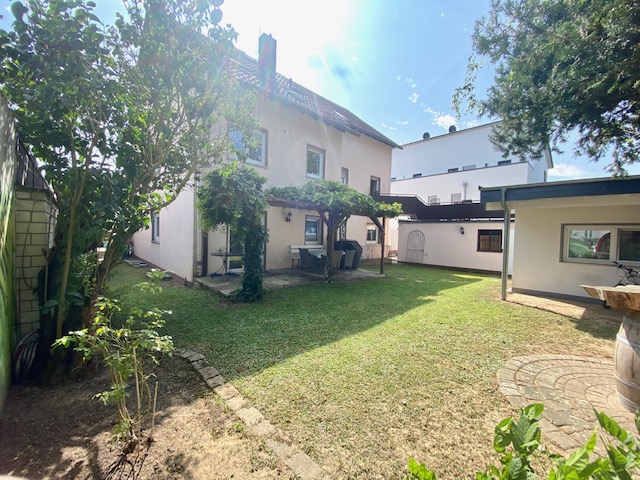 G79 Garten und R�ckansicht Erdgeschosswohnung Fl�rsheim
