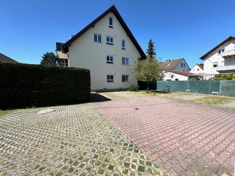 ADL2 Stra�enansicht mit Parkpl�tzen Maisonettewohnung Hattersheim Eddersheim