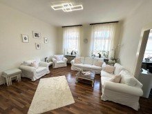 I23 Wohnzimmer Bild 2 Top 5-Zimmer-Maisonette-Altbauwohnung im EG inkl. S�d-West Garten
