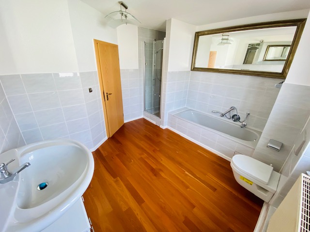 Badezimmer Bild 2 Dachgeschosswohnung Fl�rsheim-Weilbach