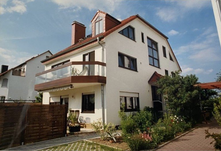 Hausansicht Kriftel Etagenwohnung Wundersch�ne 3-ZKB-Wohnung mit Balkon, Kamin und Stellplatz in sehr guter Lage von Kriftel/Ts.