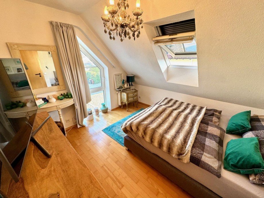 B4 Schlafzimmer Bild 1 Doppelhaush�lfte R�sselsheim-Bauschheim