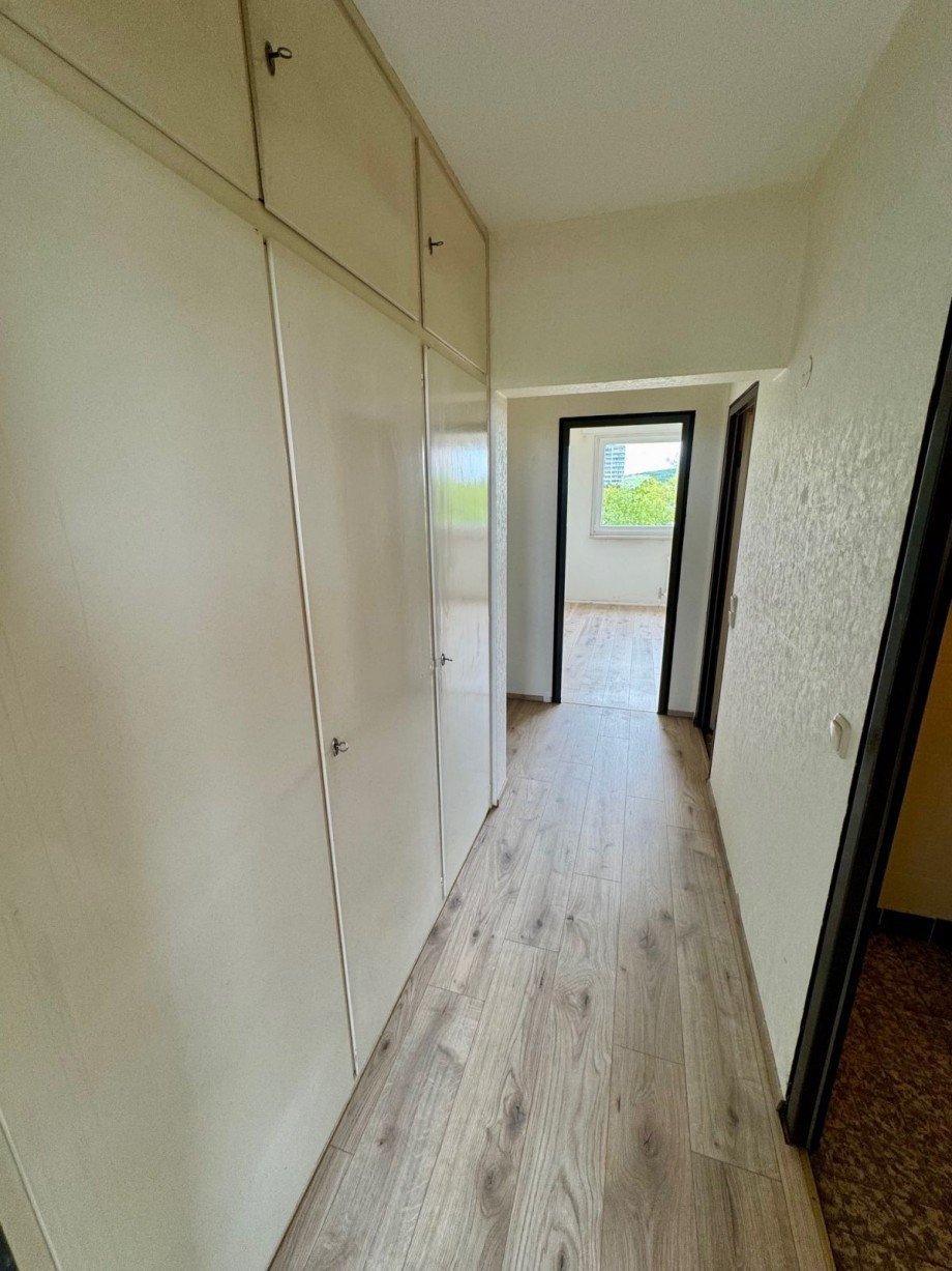 B8 Flur mit Einbauschrank Etagenwohnung Darmstadt-Kranichstein