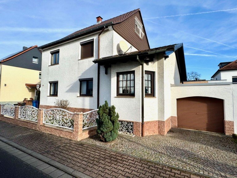 AK2 Hausansicht mit Garage Hattersheim Okriftel Mehrfamilienhaus Familienfreundliches Zweifamilienhaus in ruhiger Lage