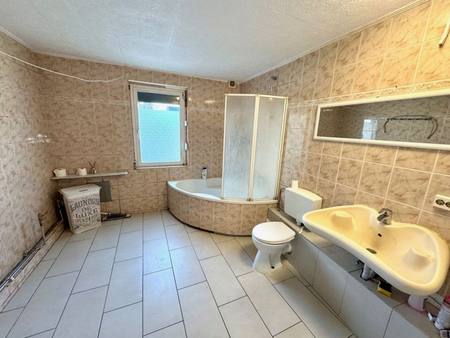 O30 Badezimmer Mehrfamilienhaus Frankfurt-Sindlingen