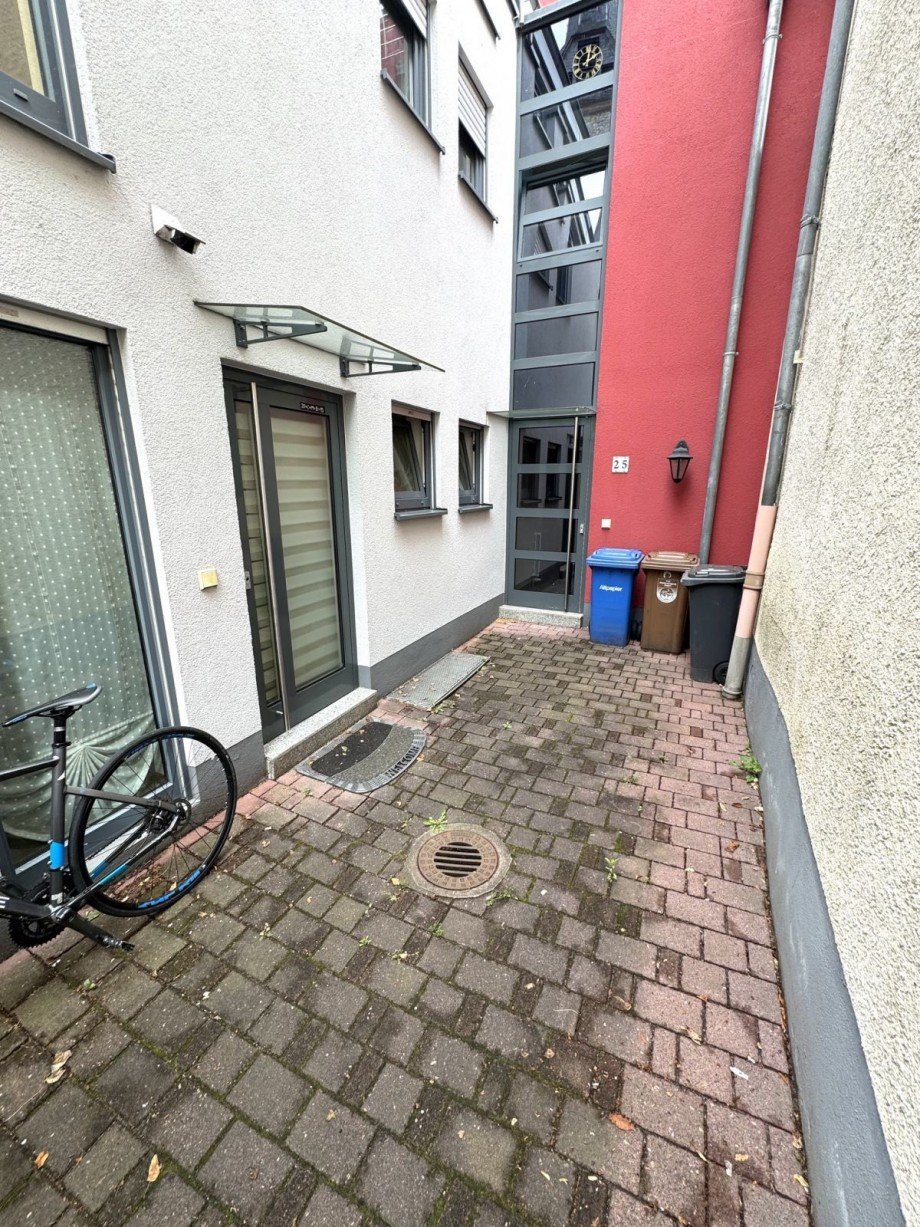 H25 Hof Eingang Einfamilienhaus Fl�rsheim