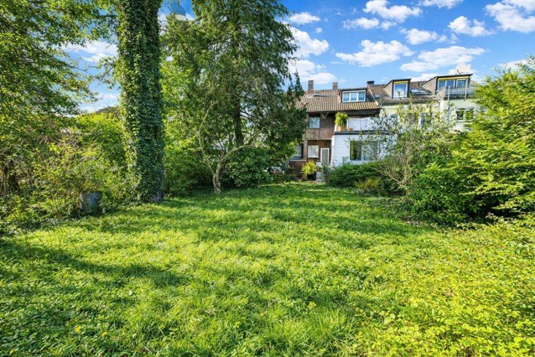 T45 Hausansicht Garten Goldstein Doppelhaush�lfte Charmante Erbpacht Doppelhaush�lfte mit drei Wohneinheiten in Frankfurt-Goldstein