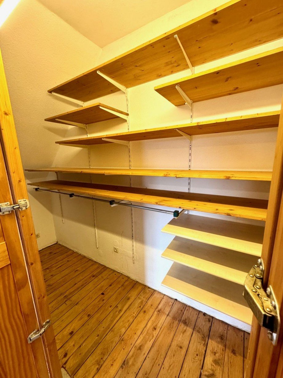 E9 Begehbarer Kleiderschrank OG Einfamilienhaus Fl�rsheim