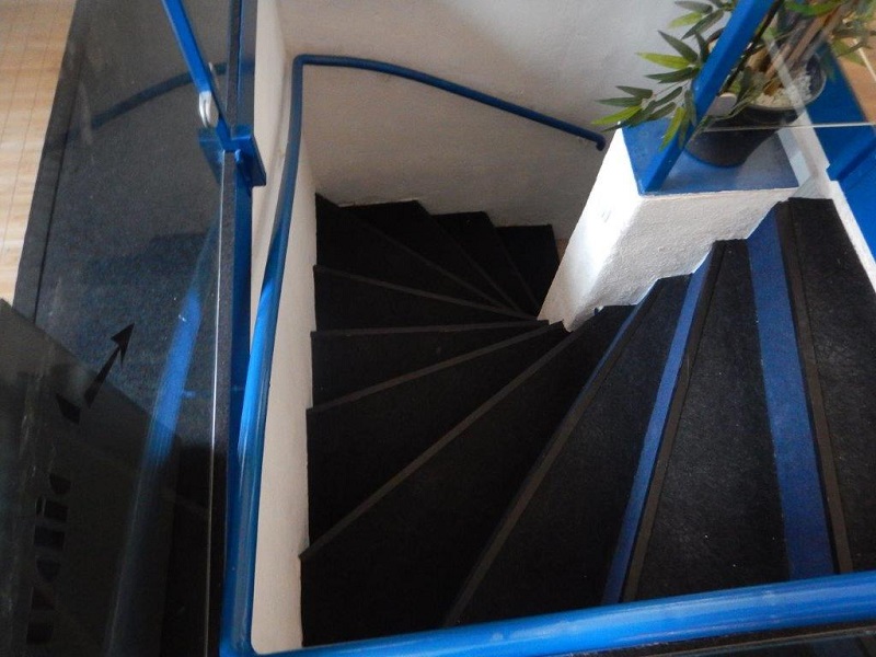 Treppe ins UG B�ro / Praxis Hattersheim