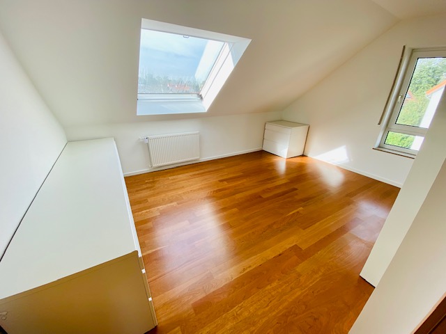 Schlafzimmer 1 Bild 1 Dachgeschosswohnung Fl�rsheim-Weilbach