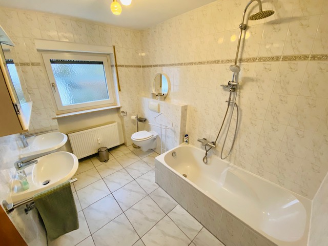 Badezimmer Mehrfamilienhaus Fl�rsheim-Weilbach
