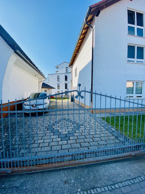 Einfahrt Parkplatz Erdgeschosswohnung Fl�rsheim