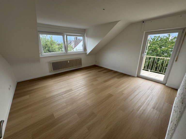 B69 DG Wohnzimmer Hattersheim Eddersheim Dachgeschosswohnung Sch�ne 3-ZKB-Wohnung Erstbezug nach Sanierung