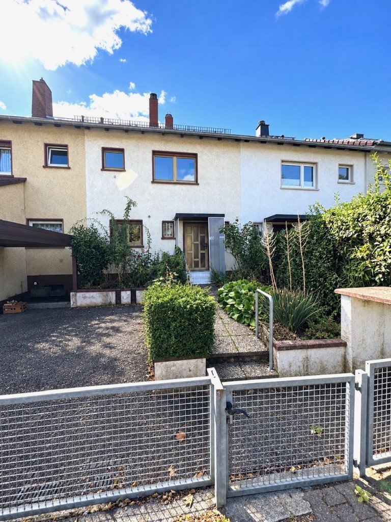 G130 Hausansicht Stra�e Bad Homburg Kirdorf Haus Viel Potenzial in guter Lage � Reihenmittelhaus mit Garten und Stellplatz in Bad Homburg