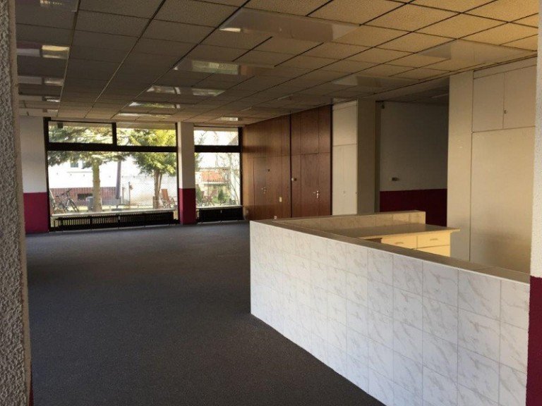 Hauptraum mit Theke Hattersheim-Eddersheim B�ro / Praxis Ehemalige Bankfiliale/Fitnessstudio sucht Nachmieter