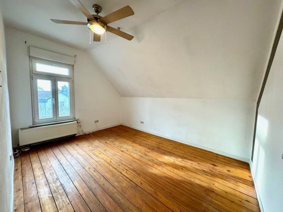 E9 Schlafzimmer OG Einfamilienhaus Fl�rsheim