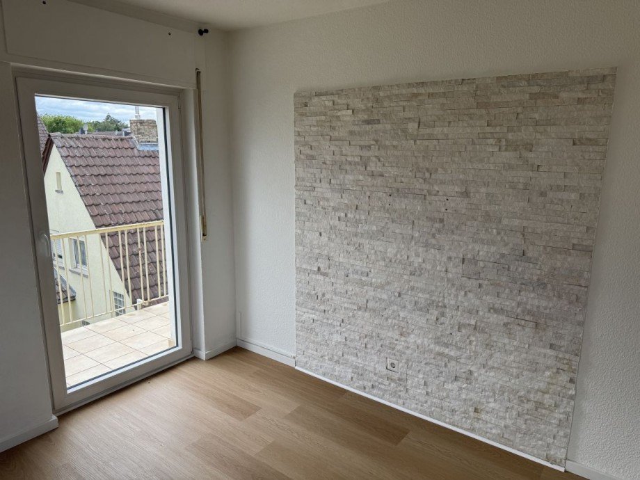 B69 DG Wohnzimmer Steinwand Dachgeschosswohnung Hattersheim Eddersheim