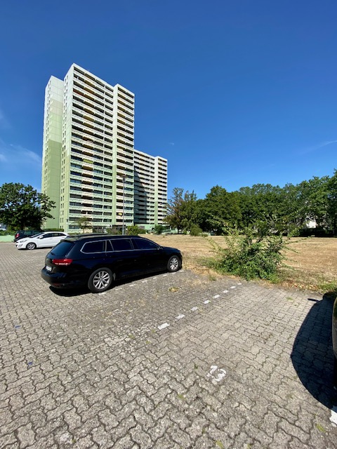 Hausansicht und Stellplatz Etagenwohnung Hochheim