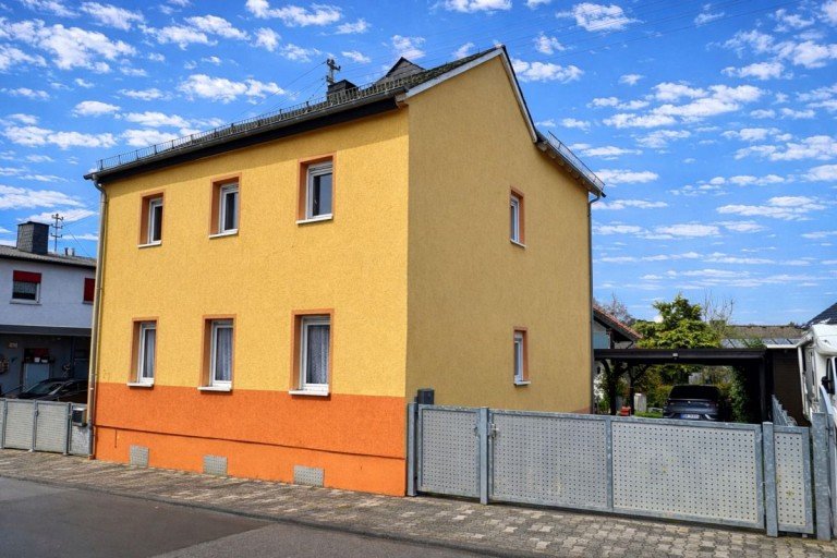Stra�enansicht Hofeinfahrt zum Hinterhaus Taunusstein - Wehen Mehrfamilienhaus Solides 2 Familienhaus ohne Sanierunsgstau in Taunusstein-Wehen