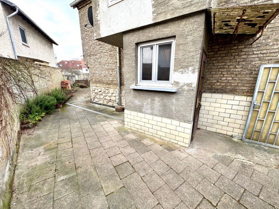 E9 Parkplatz Hof Einfamilienhaus Fl�rsheim