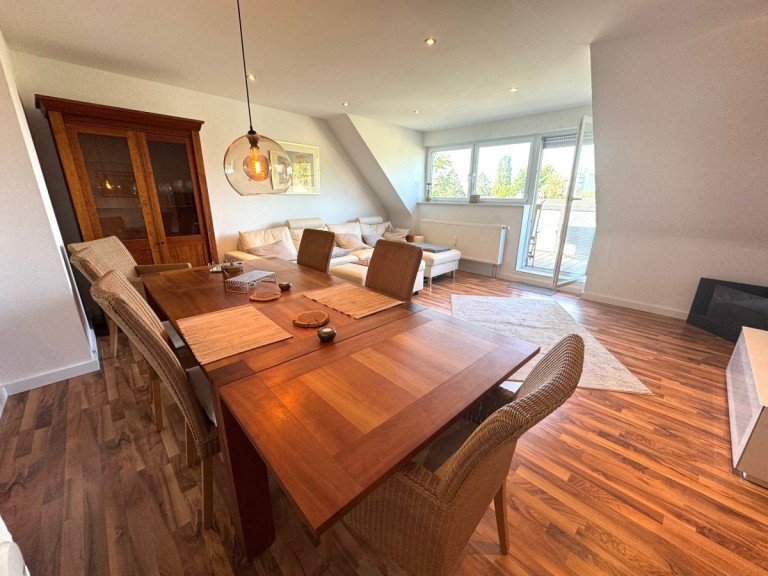 W10 Wohn Esszimmer Bild 1 Unterliederbach Maisonettewohnung Wundersch�ne Maisonette-Wohnung mit Balkon & TG Stellplatz