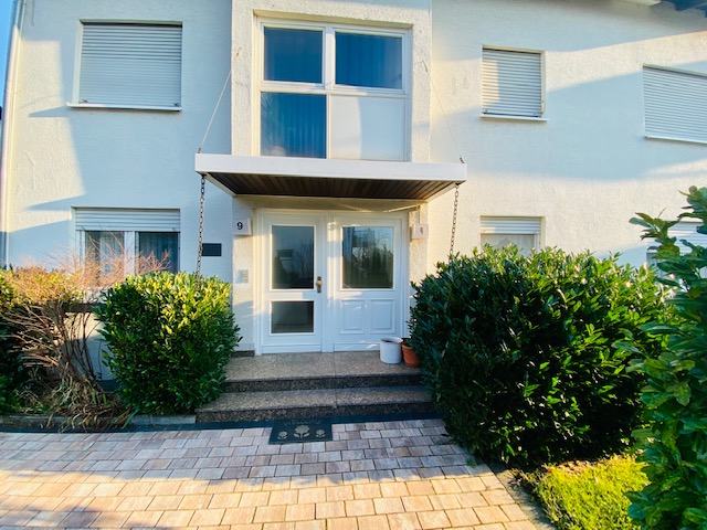 Eingangsbereich Mehrfamilienhaus Fl�rsheim-Weilbach