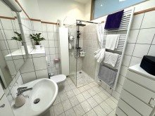 I23 Badezimmer 2 Top 5-Zimmer-Maisonette-Altbauwohnung im EG inkl. S�d-West Garten