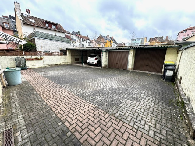 G17 Hoffl�che mit 4 Garagen Mehrfamilienhaus Frankfurt H�chst