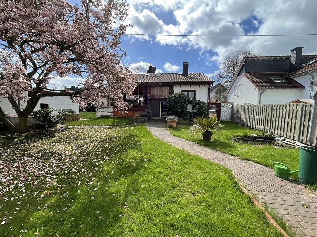 P65 Frontansicht Aussen Hattersheim-Eddersheim Einfamilienhaus Ihr neues Zuhause! Gro�es Grundst�ck inkl. Bauplatz und Ausbaupotential in sehr guter Lage!