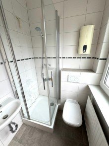 G17 Duschbad EG Solides Mehrfamilienhaus 2 Wohnungen frei ! in zentraler Lage von Frankfurt-H�chst