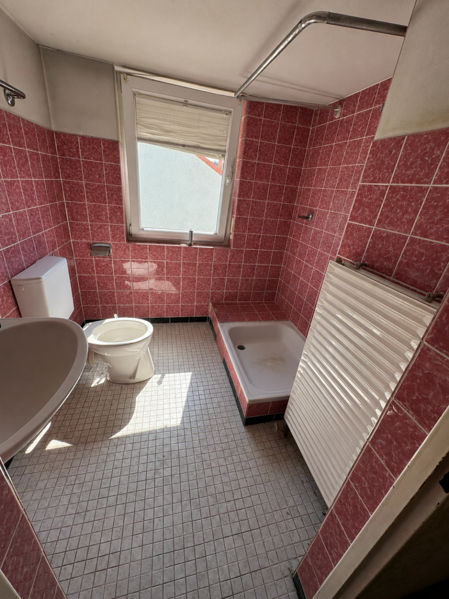 S39 Badezimmer DG Mehrfamilienhaus Hattersheim