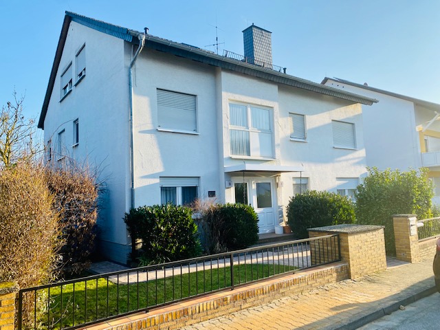 Hausansicht Stra�e Fl�rsheim-Weilbach Mehrfamilienhaus Freistehendes 2-4 Familienhaus mit gro�em Grundst�ck in guter Lage von Fl�rsheim-Weilbach