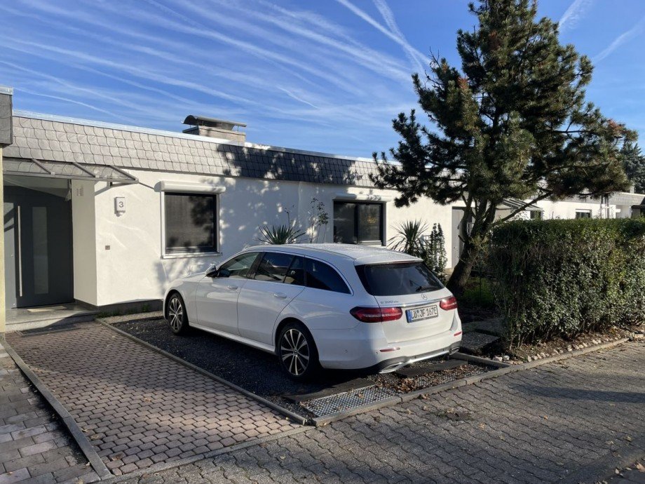 G3 Stra�enansicht mit Stellplatz Bungalow Hattersheim