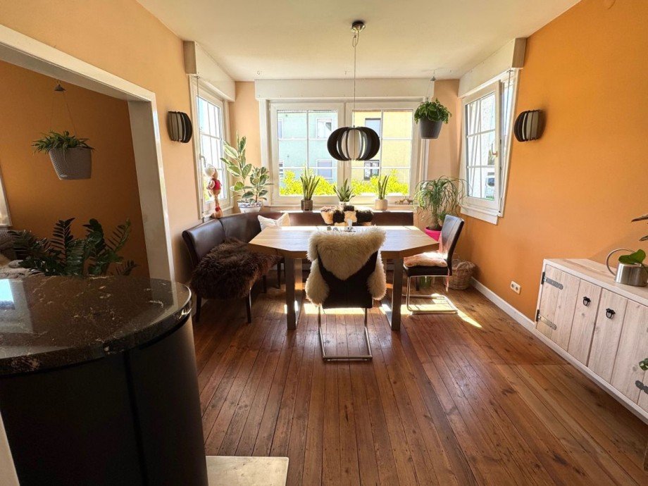 Esszimmer mit Ofen Einfamilienhaus Fl�rsheim
