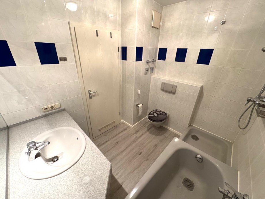 O28 Badezimmer Etagenwohnung Fl�rsheim