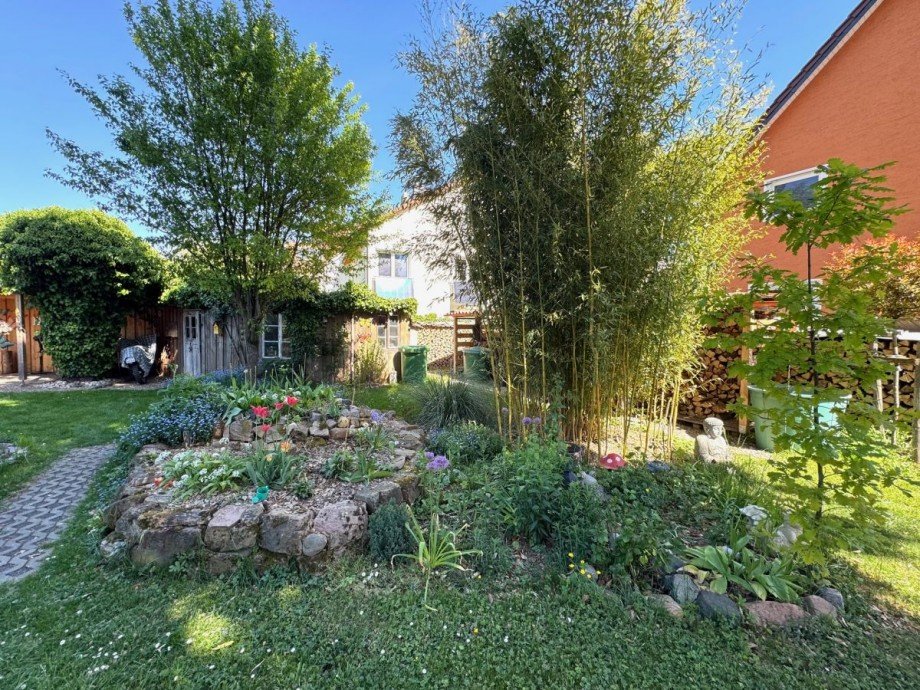 Garten mit Blumenbeet Einfamilienhaus Fl�rsheim
