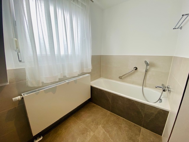 R24 Badezimmer OG Badewanne Haus Hattersheim-Eddersheim